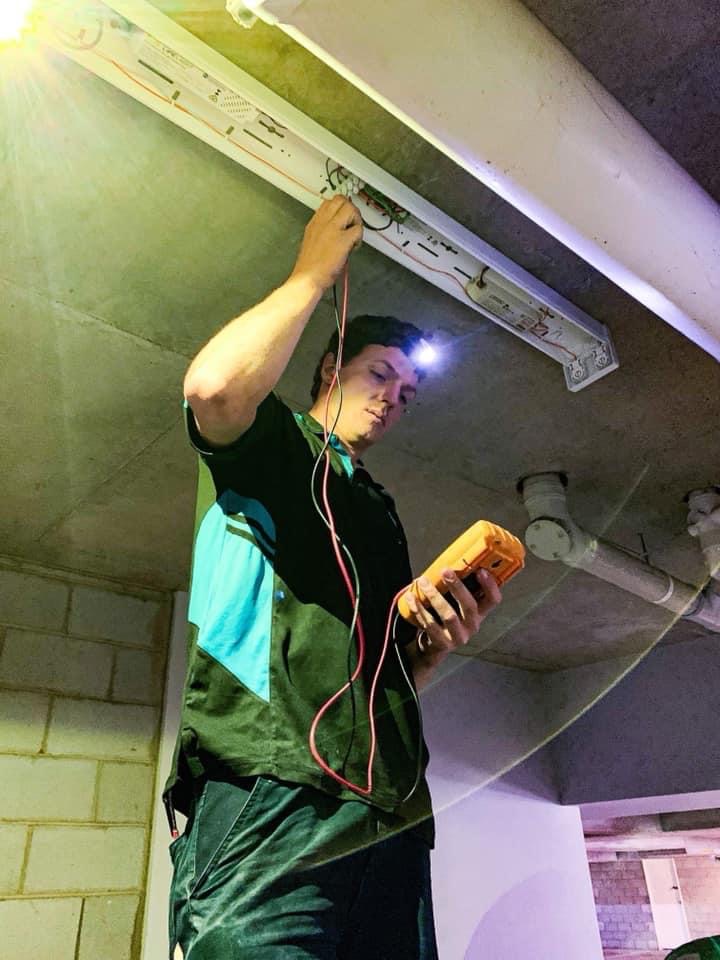 Electrician checking the electricy